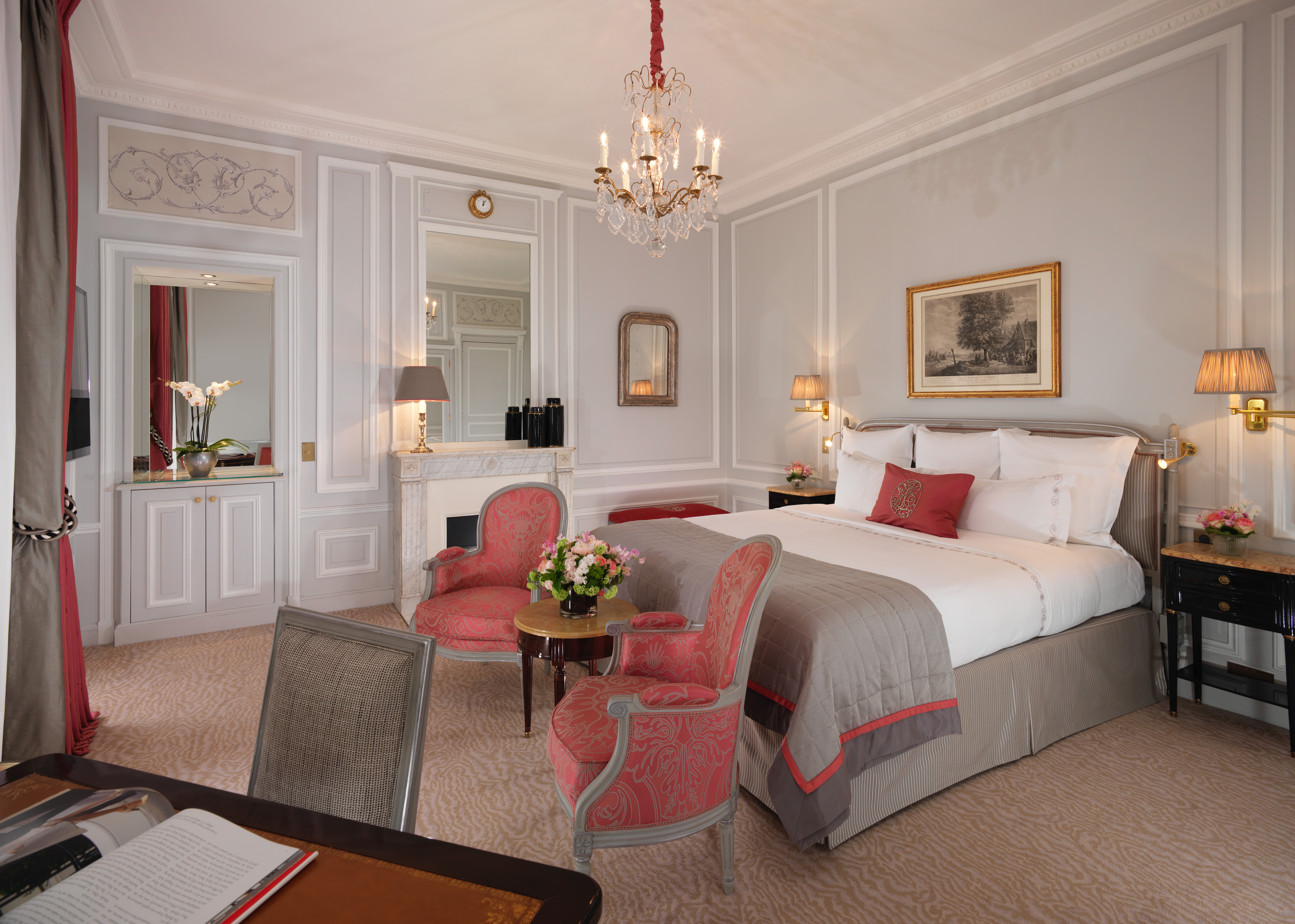 отель plaza athenee париж